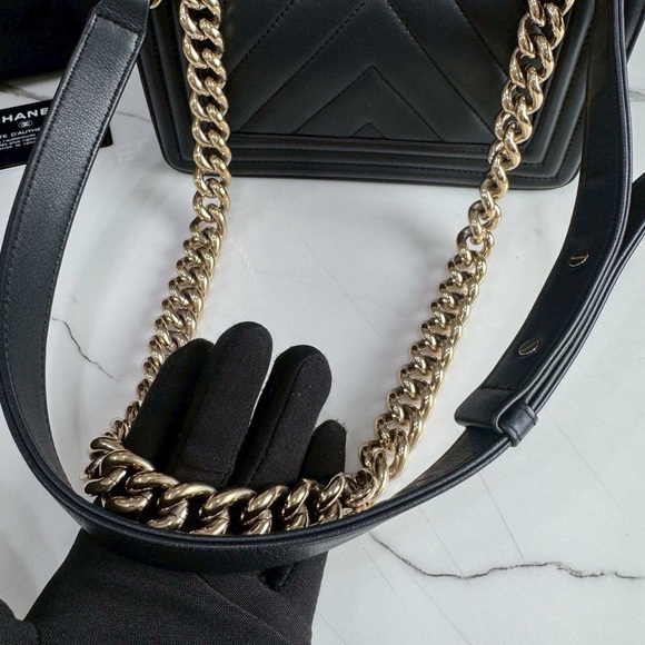 Chanel Black Quilted Leather Shoulder Bag - Picture 6 of 16